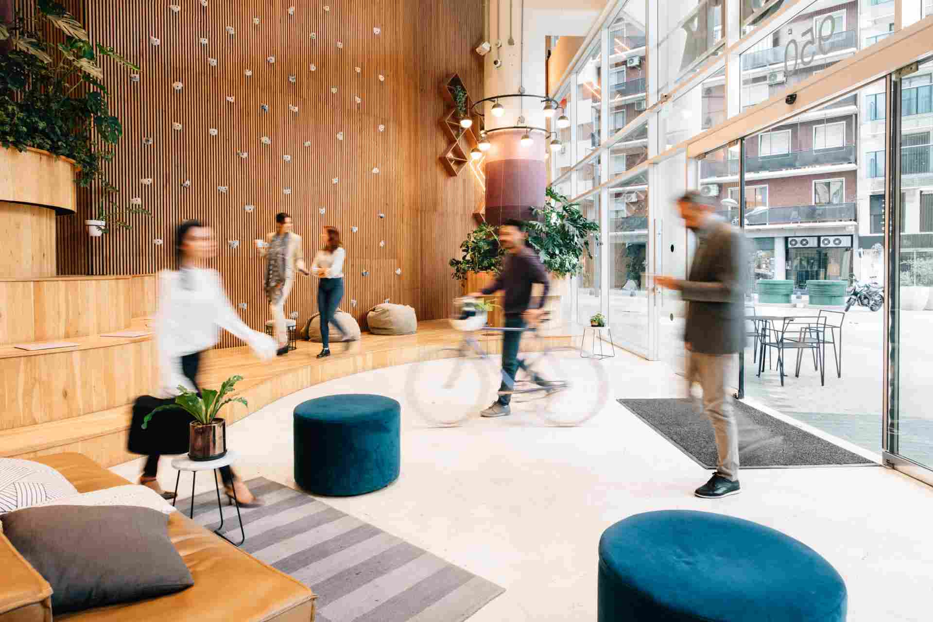 personas entrando a trabajar oficinas nuevos espacios de trabajo