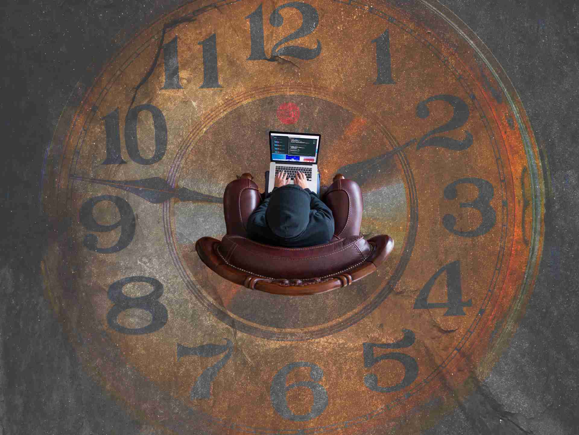 mujer sentada sobre reloj
